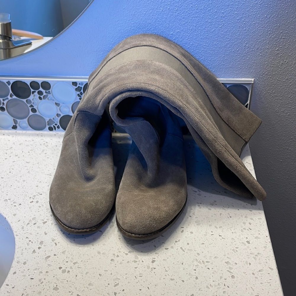 VERY Volatile woman’s grey suede boots